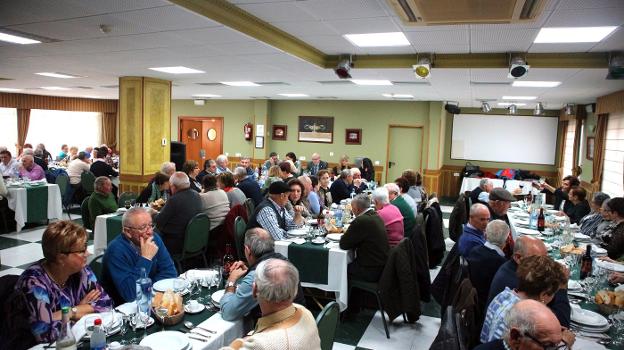 Allande festeja la Navidad compartiendo mesa con sus mayores