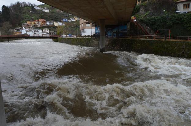 El temporal deja rachas de viento de hasta 128 kilómetros por hora y una herida en Oviedo