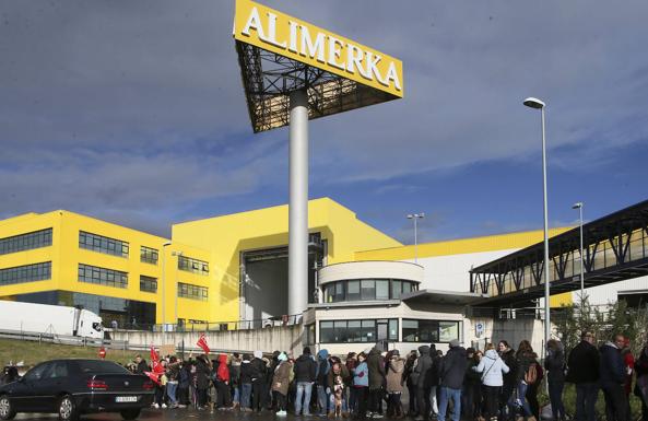 El centro logístico de Alimerka continúa bloqueado por los huelguistas