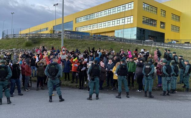 La movilización en el centro logístico de Alimerka impide el acceso de camiones