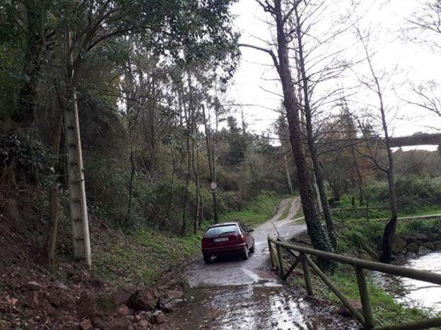 Los vecinos reclaman una solución para un argayo en la senda de La Magdalena