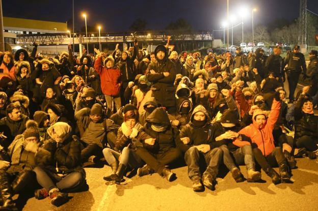 Una protesta en el centro logístico de Lugo de Llanera aviva la huelga de supermercados