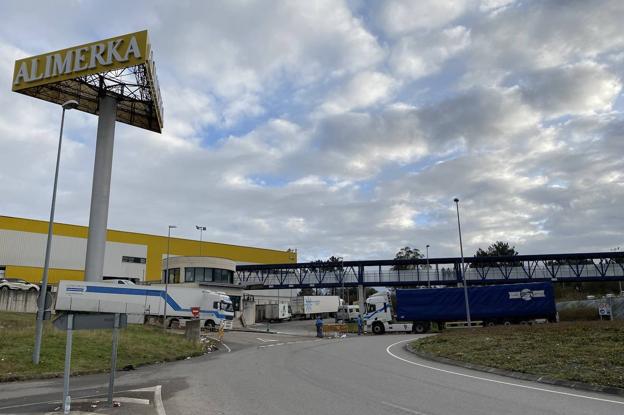 Normalidad en el centro logístico de Alimerka en Lugo de Llanera tras el desalojo de los piquetes