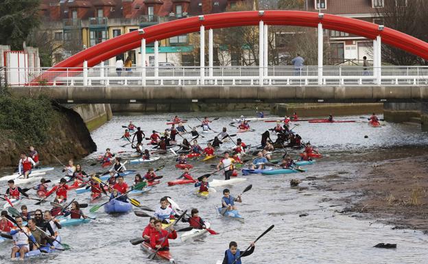Más de cien piraguas defienden el anillo del Piles