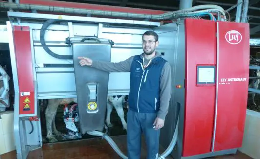 Pedro Suárez muestra el funcionamiento de uno de sus robots de ordeño. :: o. villa/