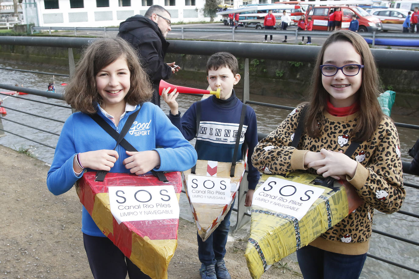 Más de cien piraguas defienden el anillo del Piles en Gijón