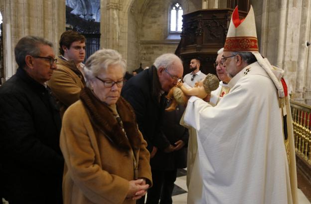 El tradicional besapiés del Niño Jesús marca la misa de Navidad