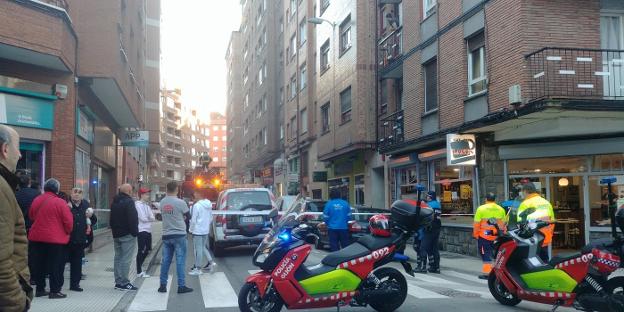 Despliegue en El Llano por un fuerte olor en un edificio
