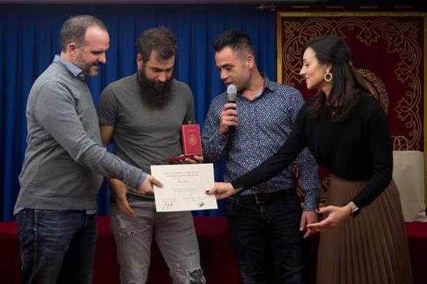 Álex Galán recibe el premio al Viaje del Año de la Sociedad Geográfica La Exploradora