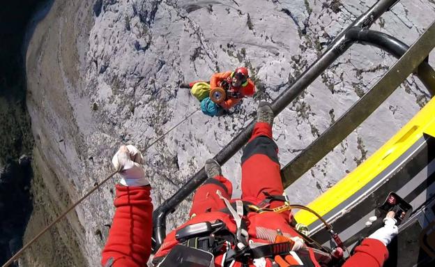 Trasladan al HUCA a una escaladora herida en León