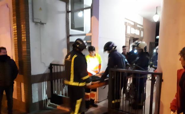 Un joven herido mientras grababa un vídeo subido a una barandilla en Avilés