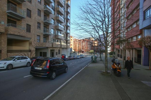 Choca con dos coches aparcados en la calle Fuero y da positivo en alcoholemia