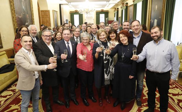 Los alcaldes brindan por la «colaboración» y reivindican «un municipalismo más autónomo»