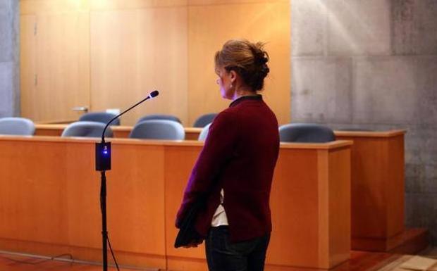 Absuelven a una fisioterapeuta del Hospital Valle del Nalón acusada de espiar un historial clínico