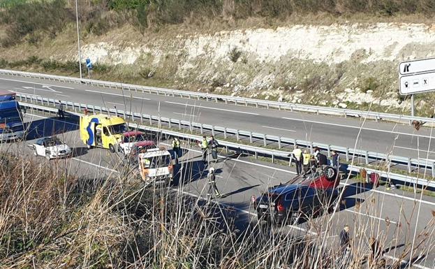 Dos heridos en un accidente en la A-8 a su paso por Ribadedeva