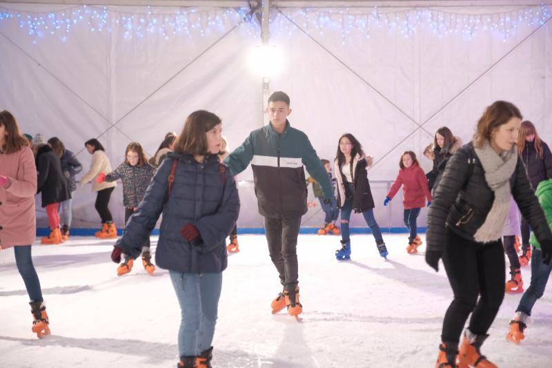 La pista de hielo, una atracción más de la Navidad de Gijón