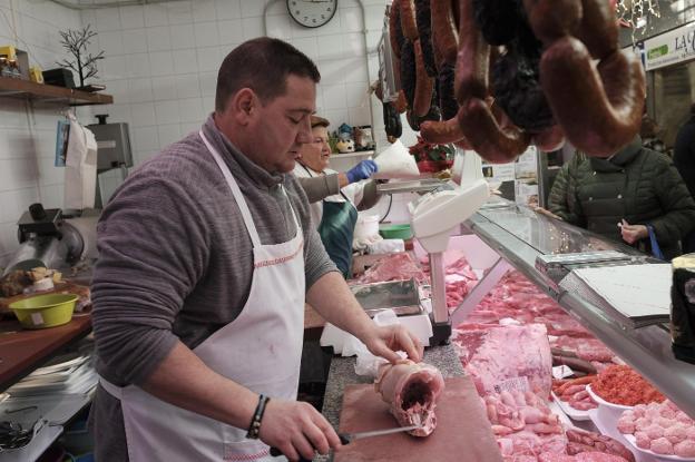 Las almejas se encarecen y los percebes caen hasta los 20 euros