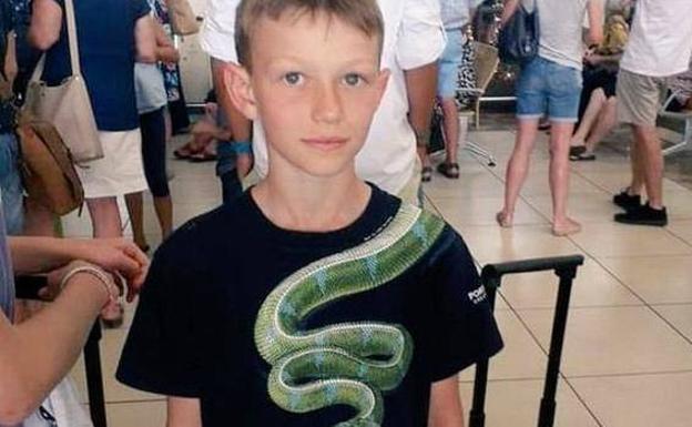 Prohíben a un niño subirse a un avión por llevar dibujada una serpiente en su camiseta