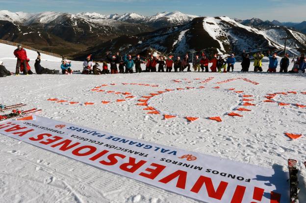 Pajares, repleto y entre protestas