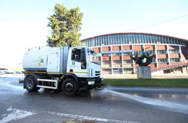 El camión-cuba del Ayuntamiento, durante los baldeos realizados para reducir la dispersión de micropartículas en el ambiente. / ALEX PIÑA