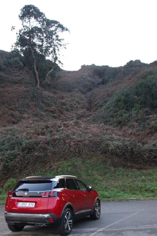 Un nuevo argayo en el Monte Fuxa empieza a provocar grietas en la carretera