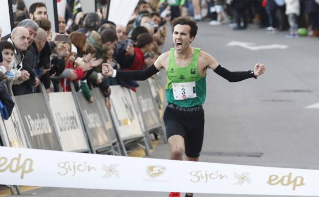 Martín Acebes da la sorpresa en la San Silvestre de Gijón