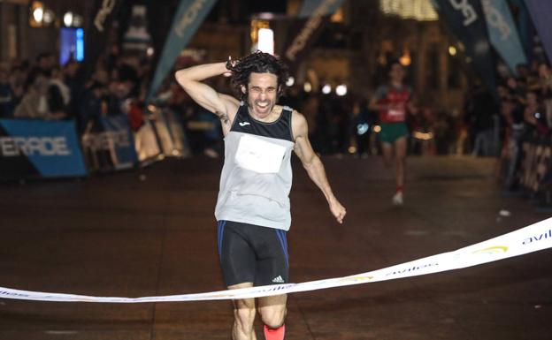 Manu Guerreiro consigue su sexta victoria en la San Silvestre de Avilés