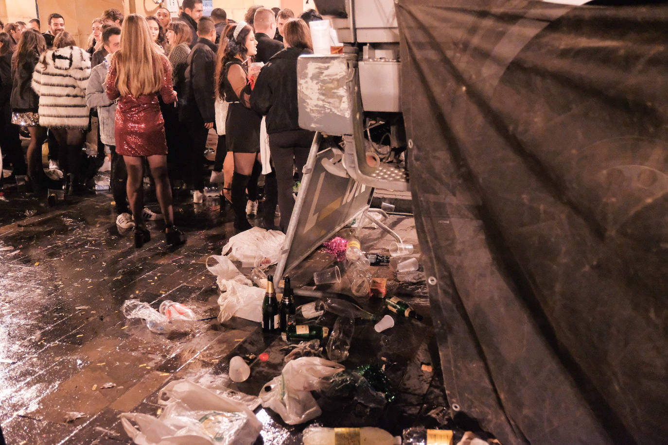 Toneladas de basura tras la fiesta de Nochevieja