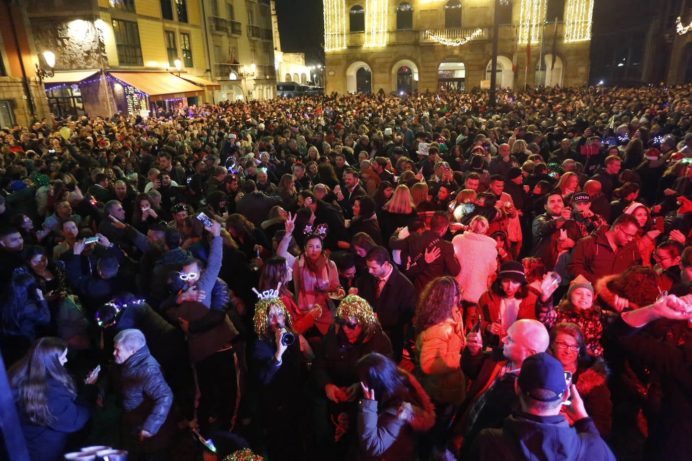 Multitudinaria fiesta en la Plaza Mayor gijonesa para recibir al 2020