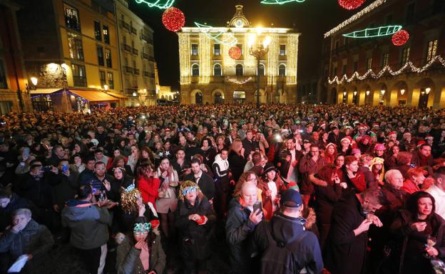 Gijón celebró la entrada al 2020 con una multitudinaria fiesta en la plaza Mayor
