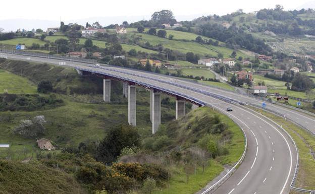 Un conductor ebrio circula diez kilómetros en sentido contrario por la AS-II