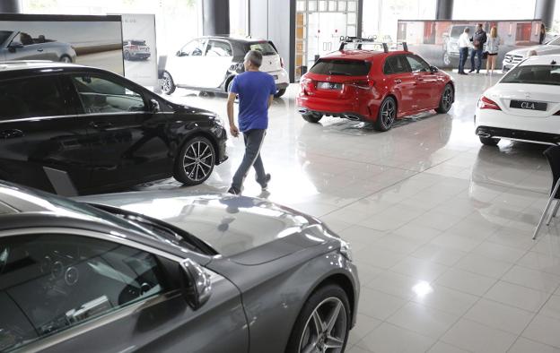 La crisis del diésel desploma la venta de coches en Asturias, sostenida por los de gasolina