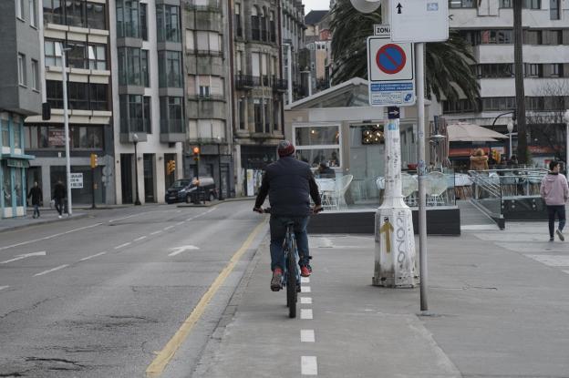 Los coches perderán un carril en los Jardines de la Reina en favor de las bicicletas