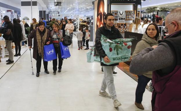 ¿Hasta qué hora abren los centros comerciales de Asturias el 5 de enero?