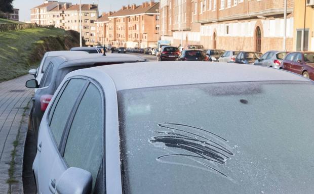 Los mejores trucos para quitar el hielo del parabrisas en segundos y sin rayarlo