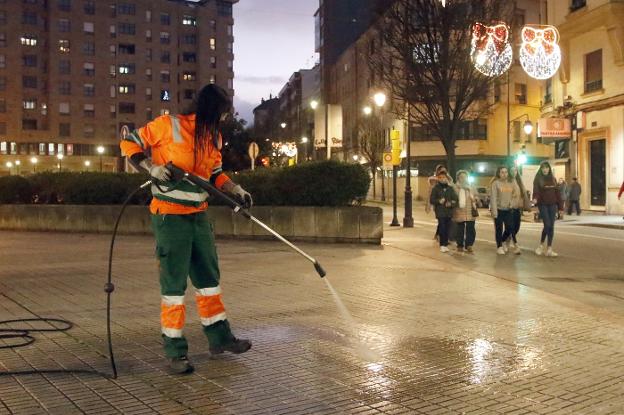 La calidad del aire en El Lauredal no mejora pese a la lluvia y seguirán los baldeos en la zona