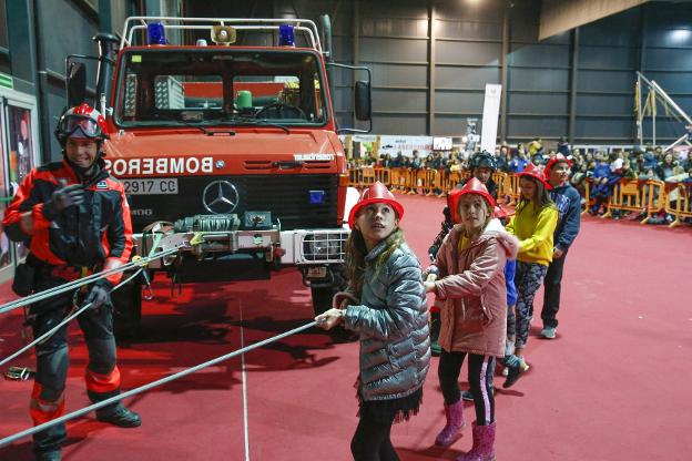 Mercaplana vibra con los bomberos