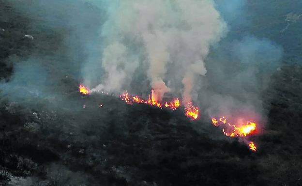 Denuncian a un hombre por prender fuego en Demués, en los Picos de Europa
