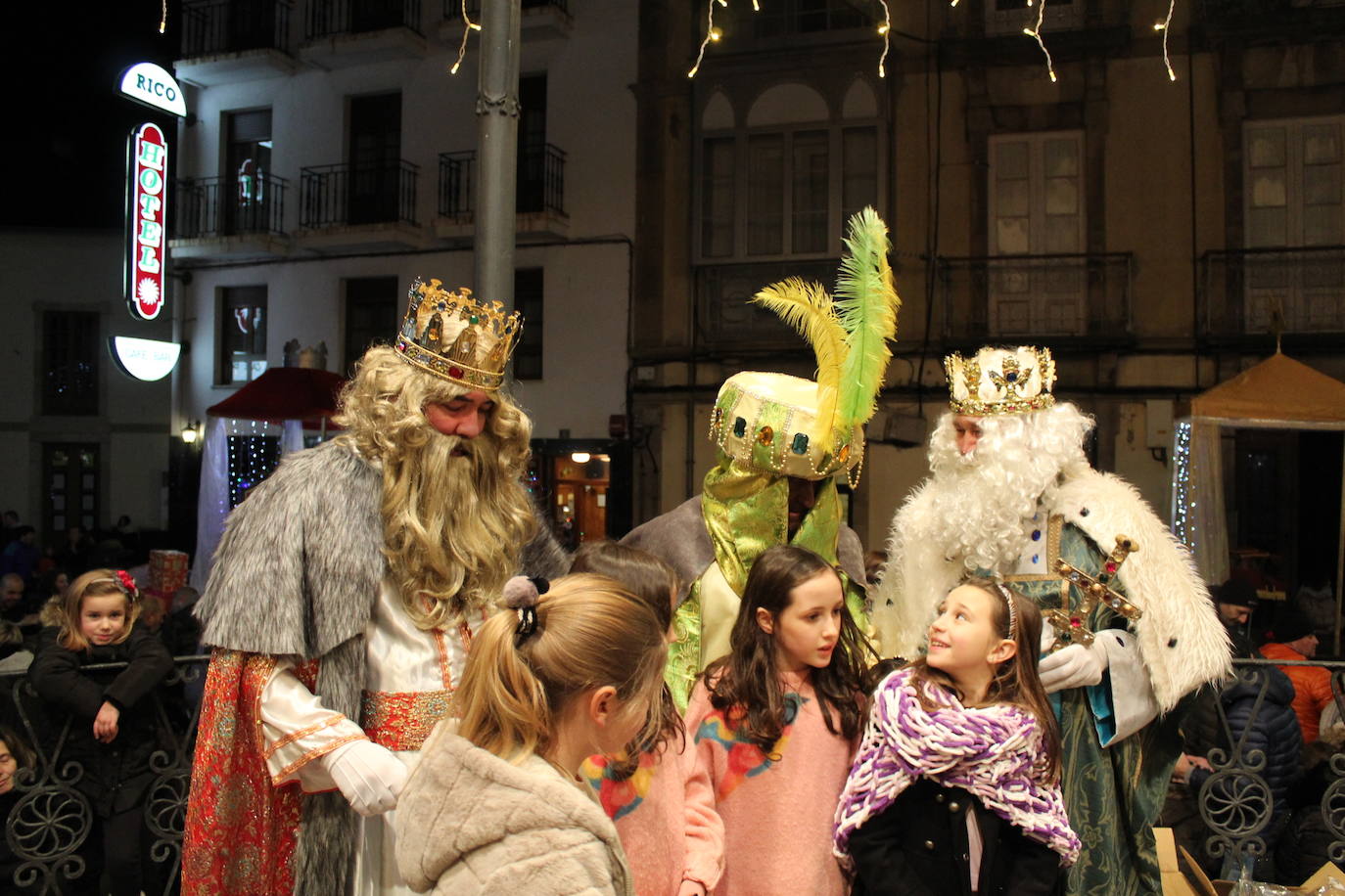 Los Reyes Magos recorren el occidente asturiano