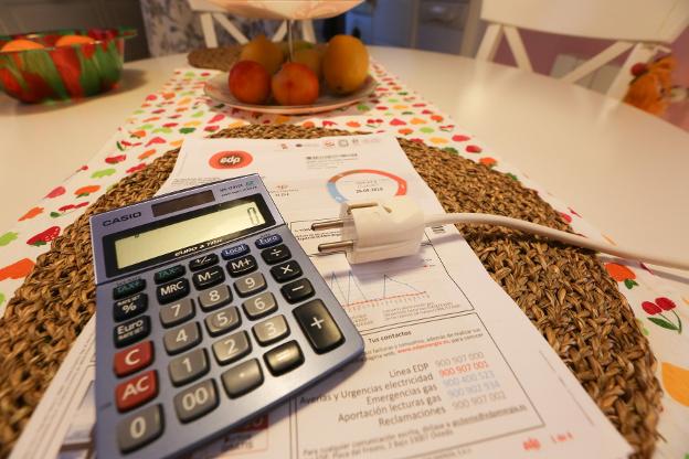 Poner la lavadora a media noche ahorra luz: estos son los seis horarios en los que será más barato el consumo