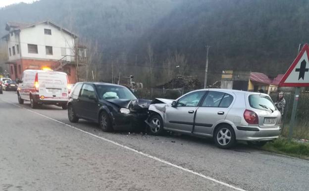 Cuatro heridos en el choque frontal de dos turismos en la localidad allerana de Levinco