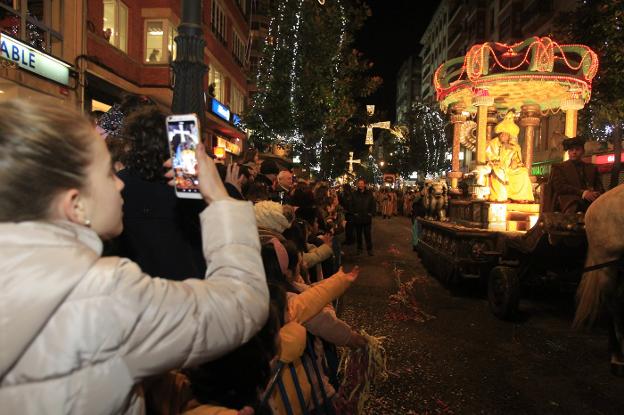 Cabalgata Reyes Magos Oviedo | Ilusión a raudales en una abarrotada Cabalgata