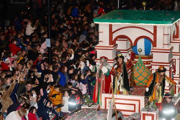 Cabalgata de Reyes de Gijón | Un kilómetro de ilusión abarrota las calles