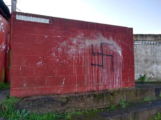 El campo de La Cruz de Ceares amanece lleno de esvásticas y pintadas neonazis