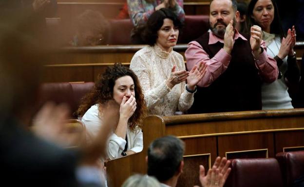 El emocionante homenaje a la diputada Aina Vidal, un oasis en otra sesión bronca