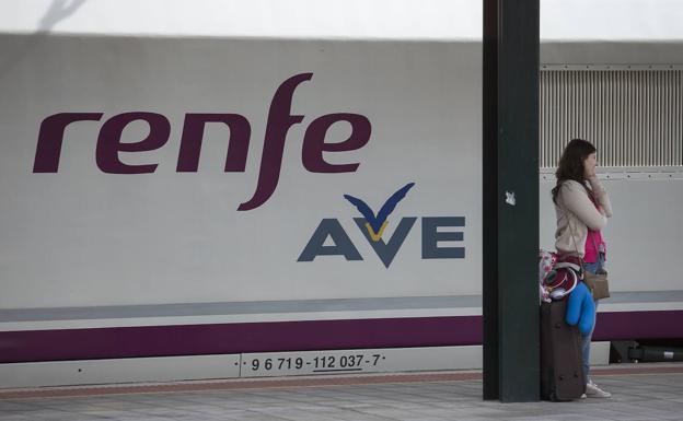 Renfe insiste en que los cambios de AVE por Alvia son 'puntuales' y garantiza la alta velocidad