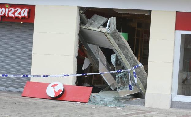 Atracan una pizzería en Valladolid empotrando un Seat León
