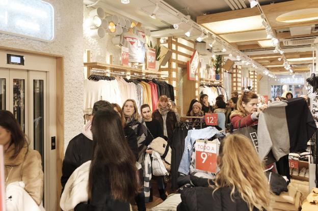 Los cambios de Reyes y la ropa copan la primera jornada de las rebajas en Gijón