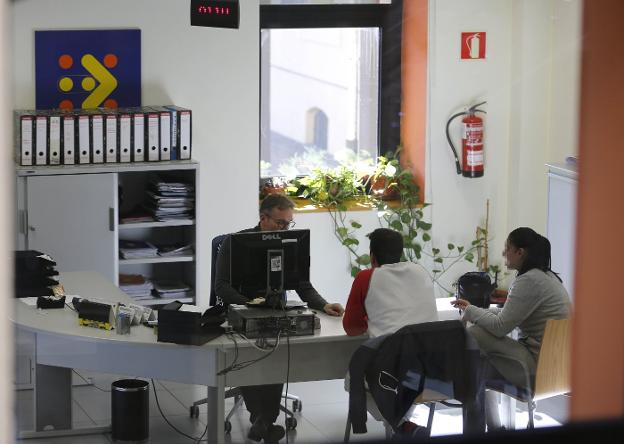 Los contratos fijos caen por primera vez en cinco años y los temporales rozan ya el 93% en Gijón