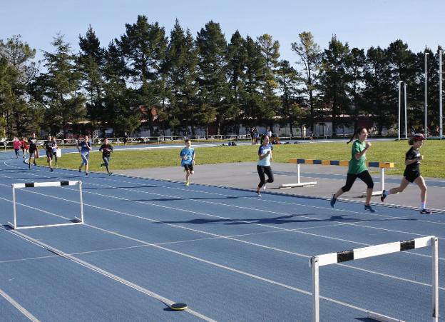 Malestar entre los clubes de atletismo por las nuevas tarifas para el uso de Las Mestas